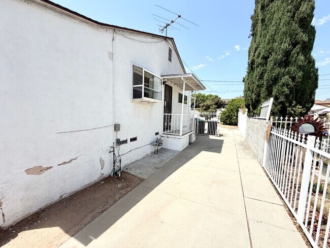 Building Photo - ***Gated 3 bed 2 bath House in Monterey Park***