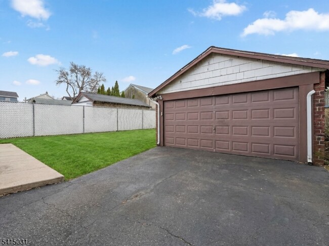 Building Photo - 2096 Lentz Ave