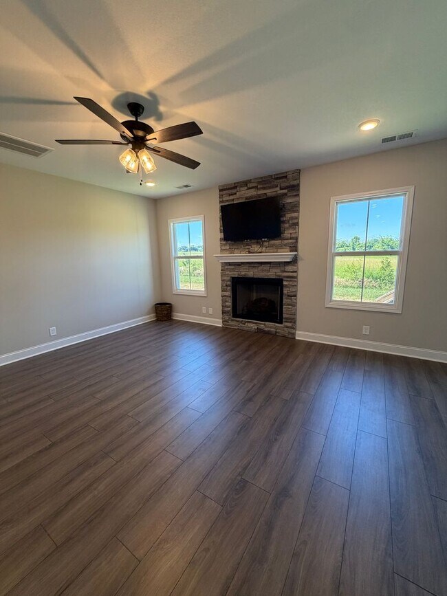 Building Photo - Exceptionally maintained, 3 bedroom home!