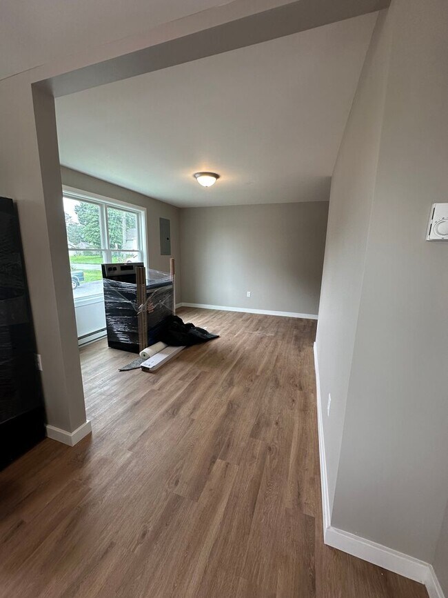 Building Photo - 220 Rosedale Ave