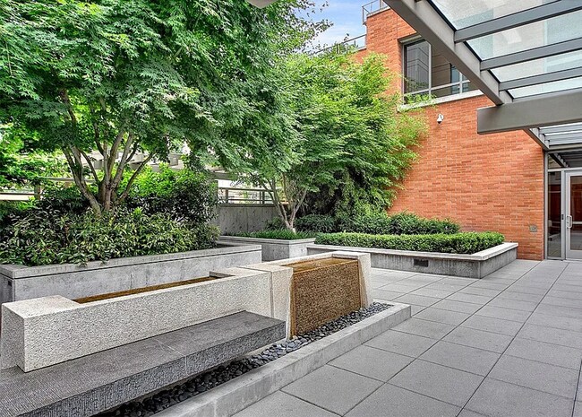 Building Photo - 900 Lenora St