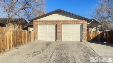 Building Photo - Clean 2 bedroom Duplex Near UNR