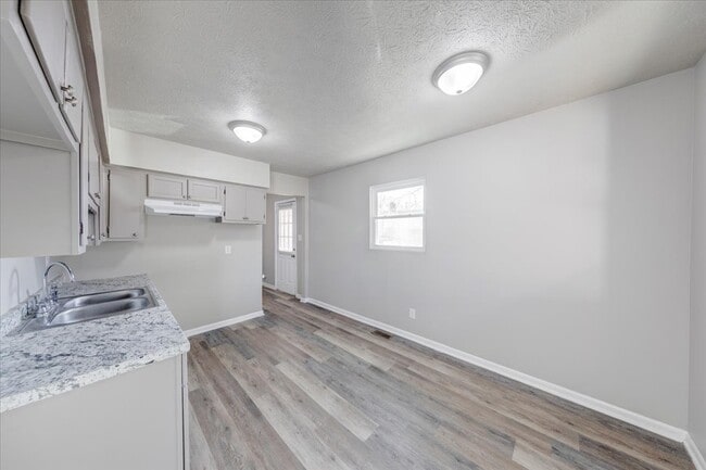 Building Photo - 1367 W Pruitt St