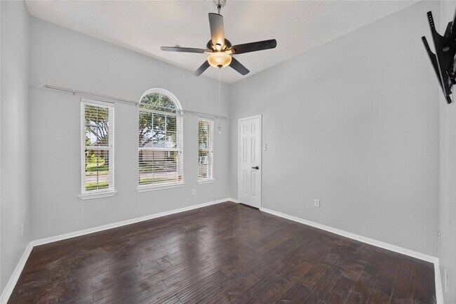 Building Photo - 3519 Crescent Dr