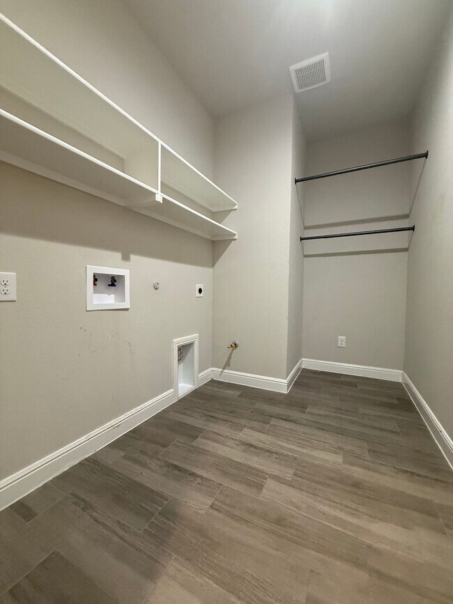 Building Photo - 1232 Kerrville Ln
