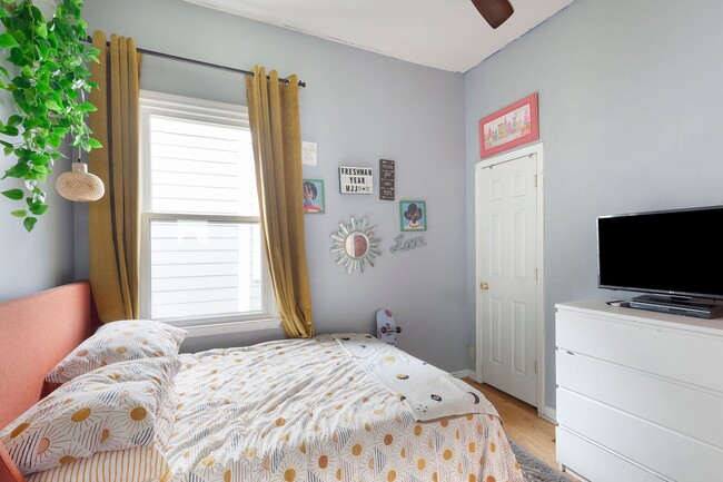 Building Photo - Stylishly Updated 3/2 w/ Large Deck in Grant Park!