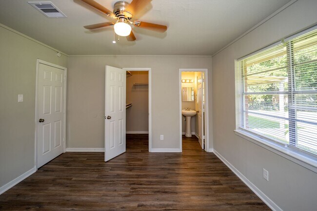 Building Photo - Move in Ready in 77705!  3 bed - 1.5 bath ready to be your new home.