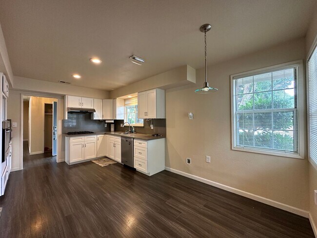 Building Photo - Upgraded Three Bedroom Duplex!