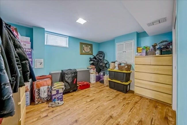 Building Photo - Immaculate 3 bedroom 3 Bathroom
