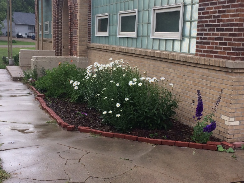 Building Photo - 208 Center St