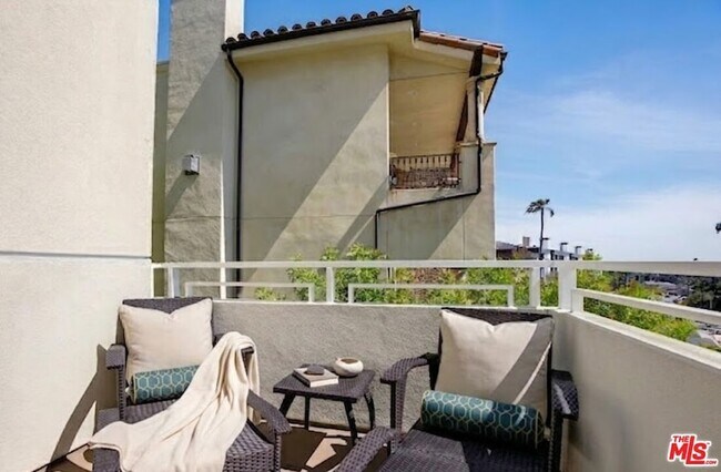 Building Photo - 1430 S Beverly Glen Blvd