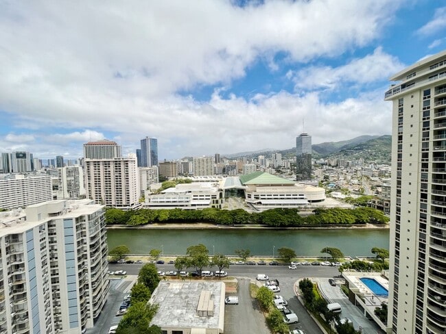 Building Photo - Fully Furnished Waikiki Studio with Centra...