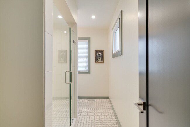 Building Photo - Welcome to this charmingly updated 2 Bedroom 1 Bathroom Bungalow Located in the Historic Jefferso...