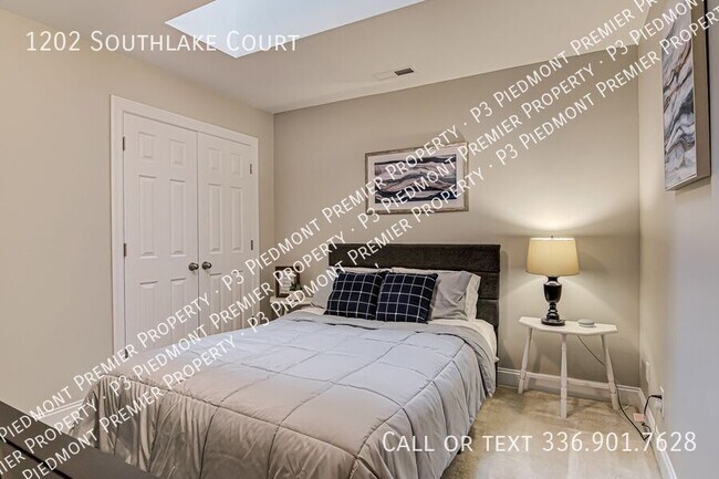 Building Photo - 1202 Southlake Ct