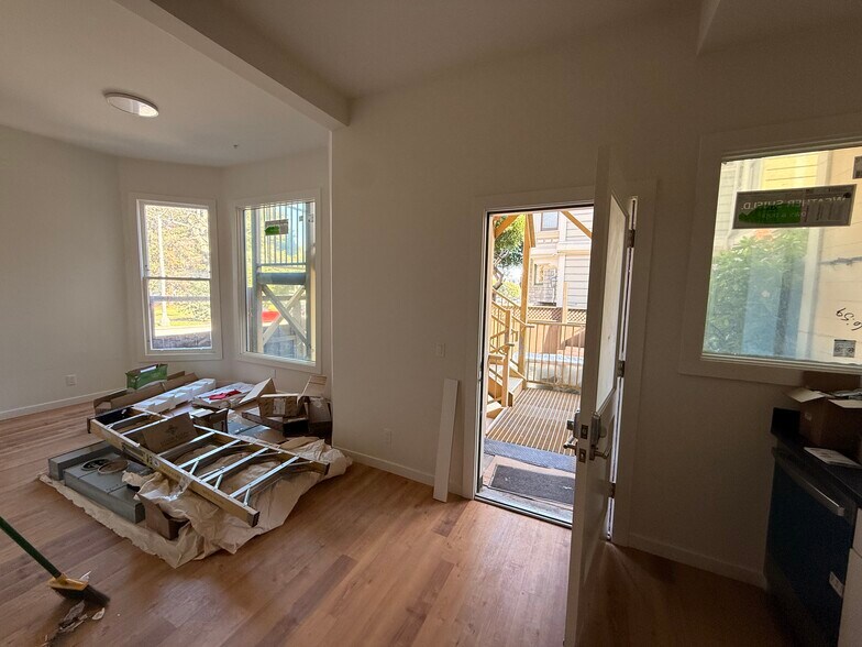 Building Photo - 1387 Oak St