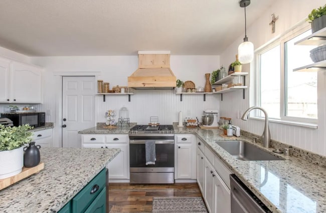 Building Photo - 1228 E Waterview St