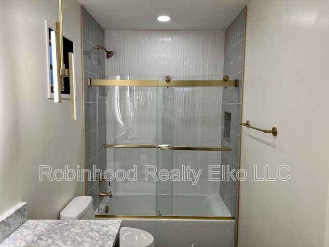 Building Photo - 753 Oak St