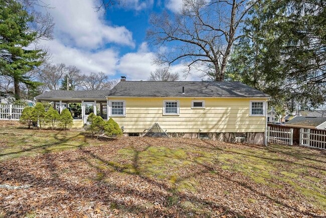 Building Photo - 95 Oriole Rd