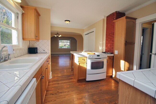 Building Photo - Adorable 2++ Bedroom, 2 Bath Brooklyn Bungalow - steps to MAX line