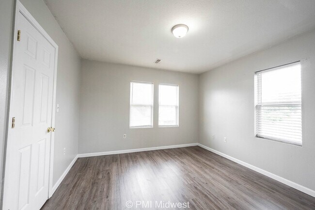 Building Photo - Cozy 2 Bed Apartment in Indianapolis with ...