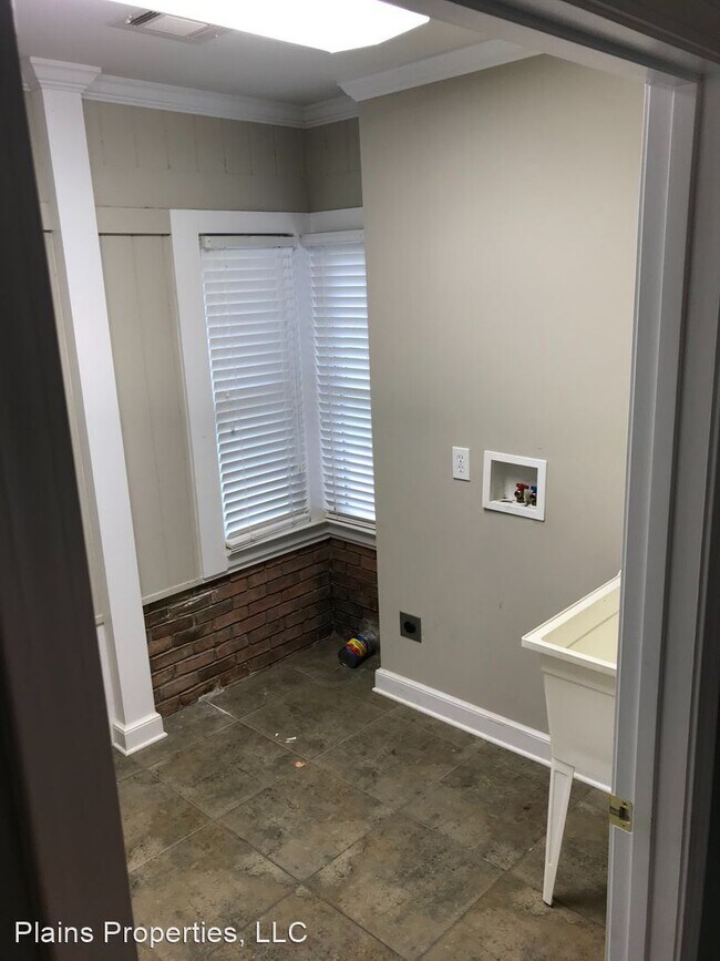 Building Photo - 4 br, 3.5 bath House - 505 N. Cary Drive