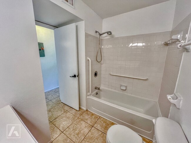 Building Photo - Beautiful 2 Bed 2 Bath Condo Located in Ca...