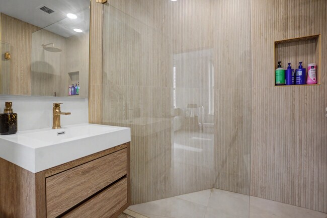 Building Photo - Downtown Atlanta Luxury Condo