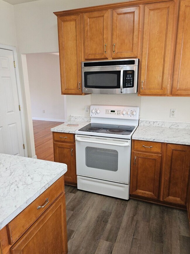 Building Photo - Beautiful Open Floor Plan with 4 Bedrooms