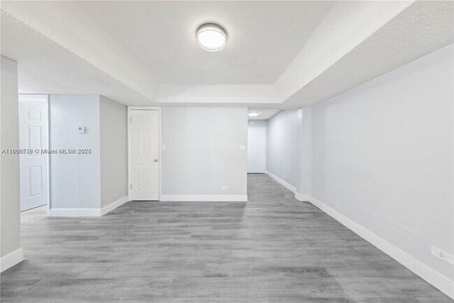 Building Photo - 3680 Inverrary Dr