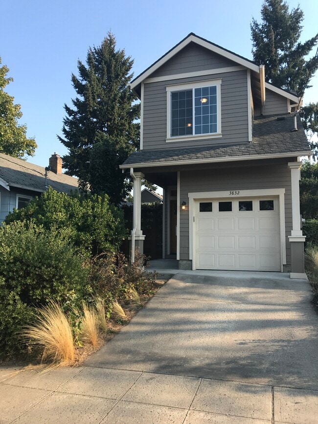 Building Photo - 3832 NE Roselawn St