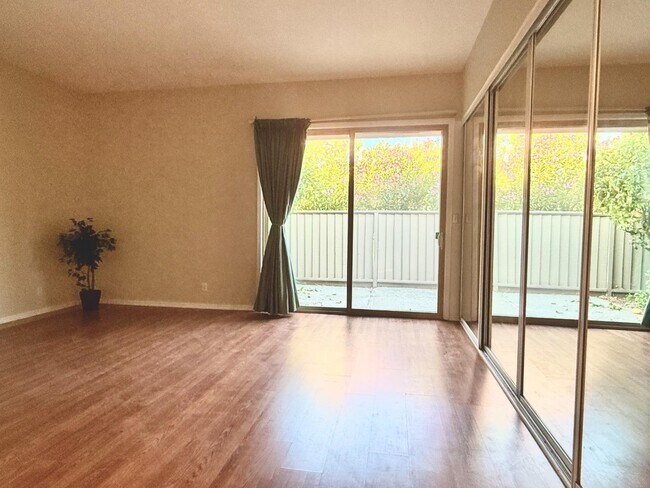 Building Photo - 976 De Soto Ln