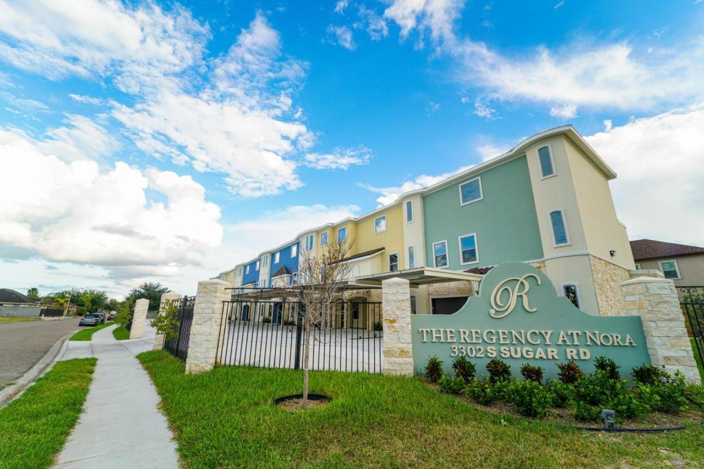 Building Photo - 1121 Shavano Dr