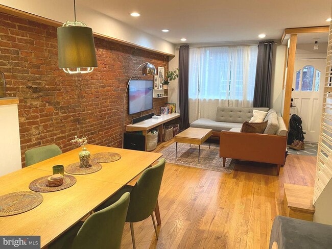 Building Photo - 1221 S Warnock St