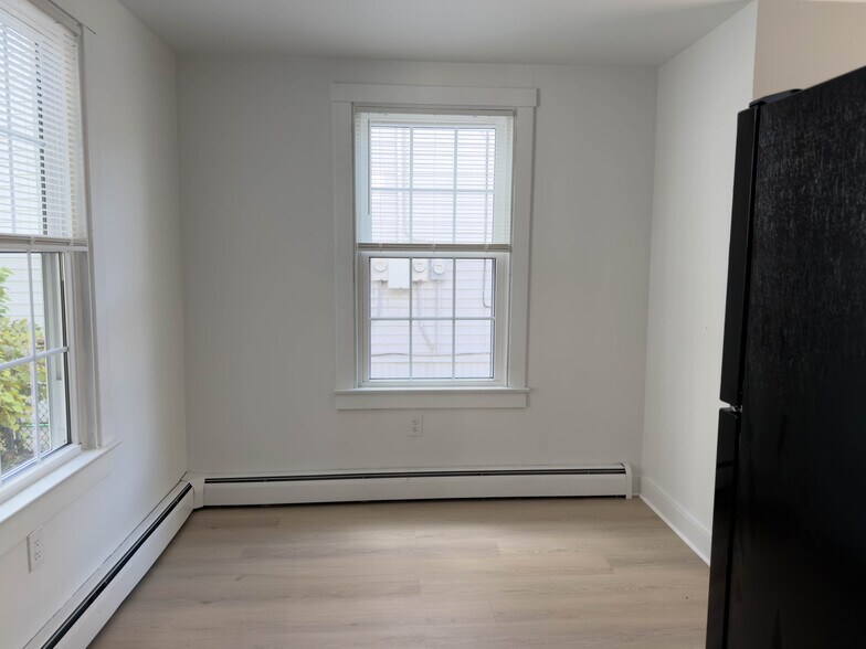 Building Photo - 133 S Main St