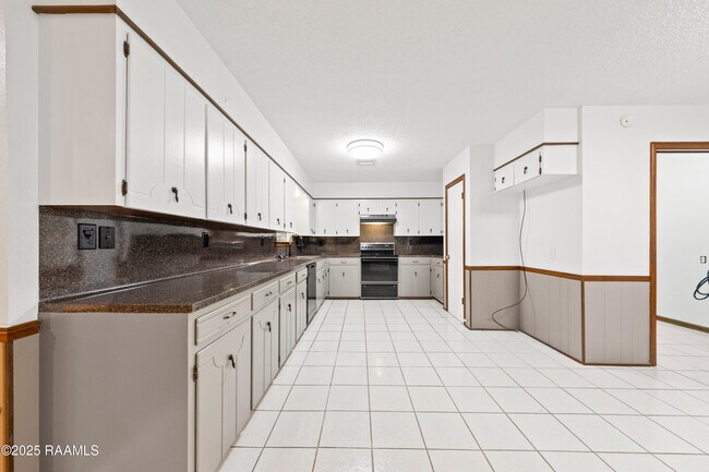 Building Photo - 102 Wisteria Dr