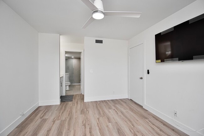 Building Photo - 6292 La Costa Dr