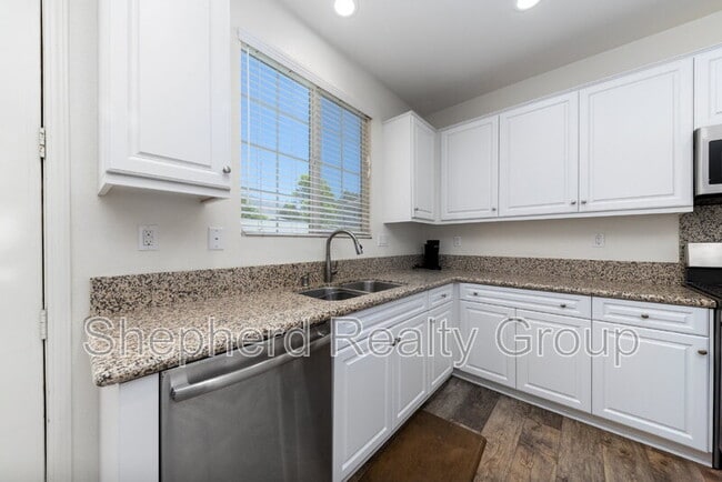 Building Photo - 28468 Sunflower St