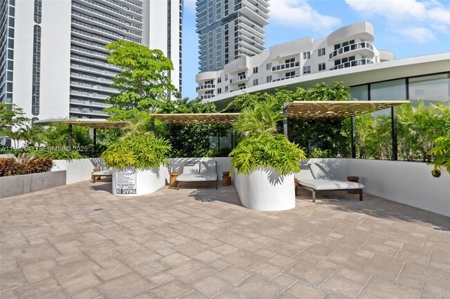 Building Photo - 700 NE 24th St