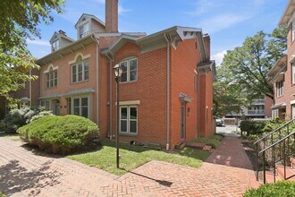 Building Photo - Lovely end-unit, steps from Braddock Rd Metro.