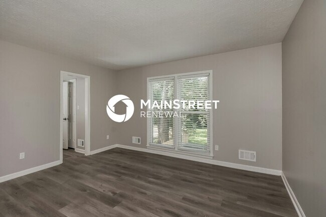 Building Photo - 4 Bedroom Pet-Friendly Home in Louisville, KY with Main Street Renewal