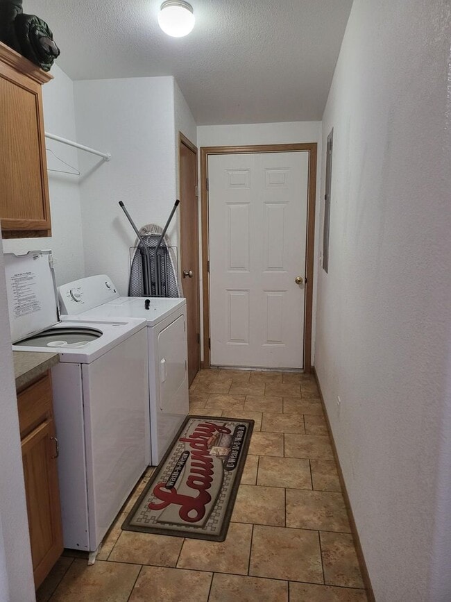 Building Photo - Look Here! Available 3bd 2ba Home!