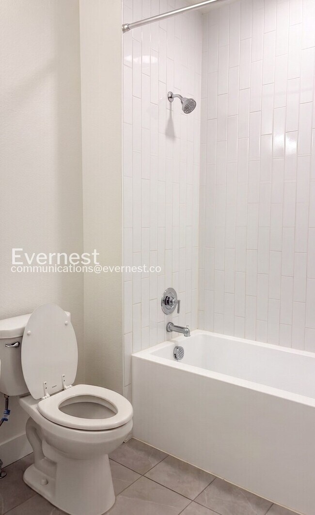 Building Photo - 3 Bed/2.5 Bath Town Home with Garage / Available Now!