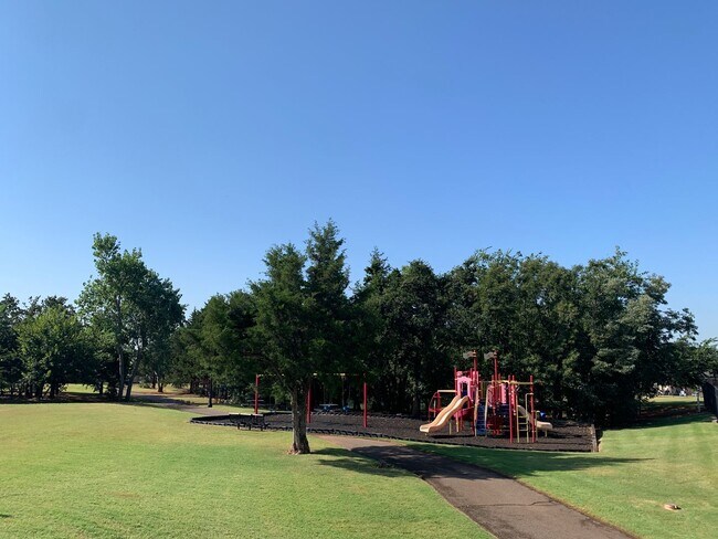 Building Photo - Luxury home in Oak Tree Park with a pool/tennis court/playground/walking trails - Edmond North Hi...