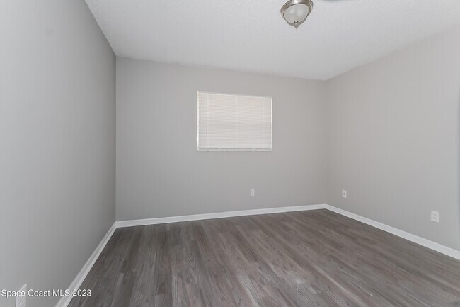 Building Photo - 159 NW Avens St