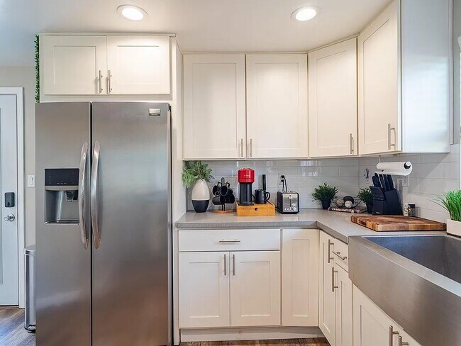 Building Photo - "Charming 2-Bedroom San Diego Retreat with...