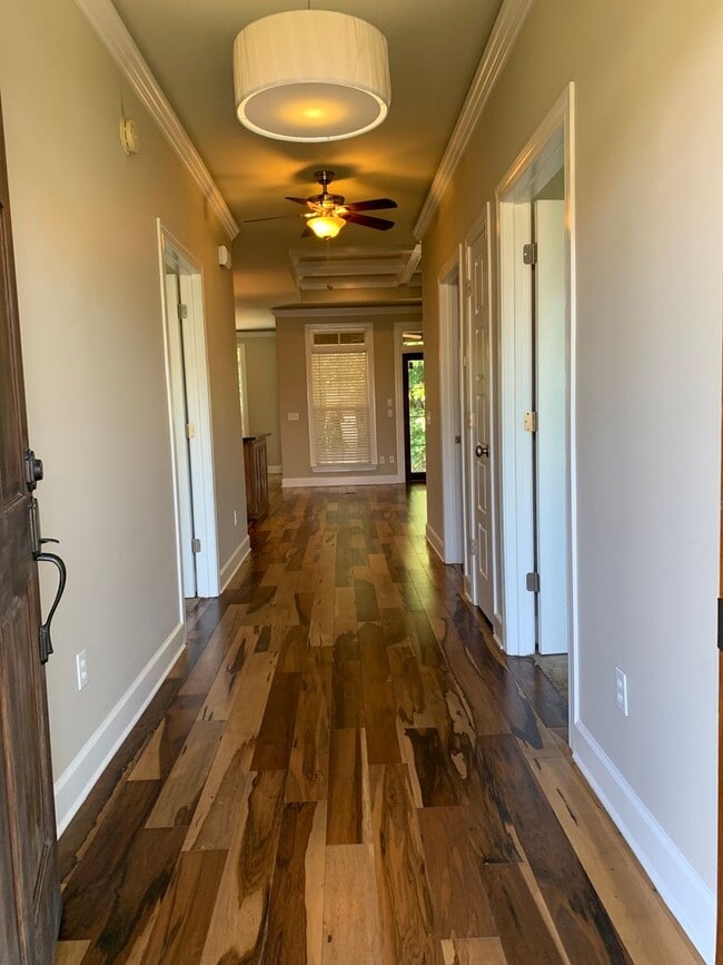 Building Photo - 102 Valley Chase Dr