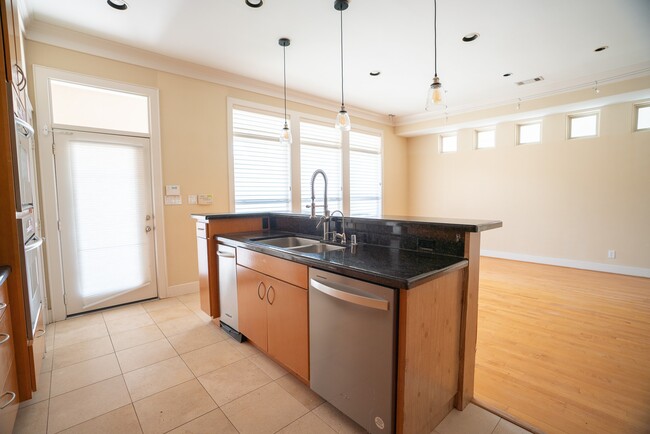 Building Photo - 5512 Val Verde St
