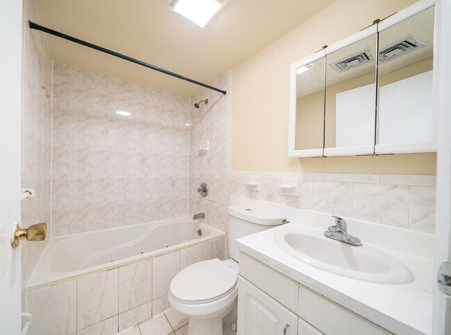 Building Photo - 524 4th St