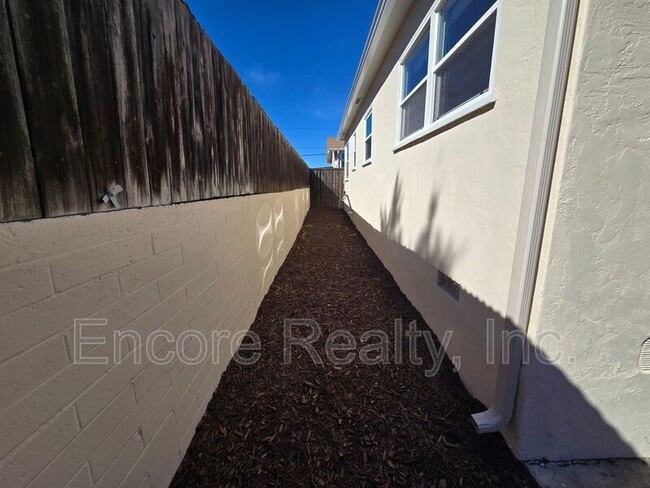 Building Photo - 588 1/2 McIntosh St