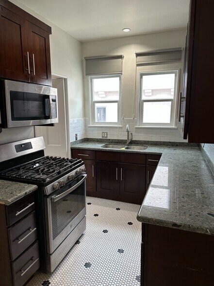 Building Photo - 1057 Masselin Ave